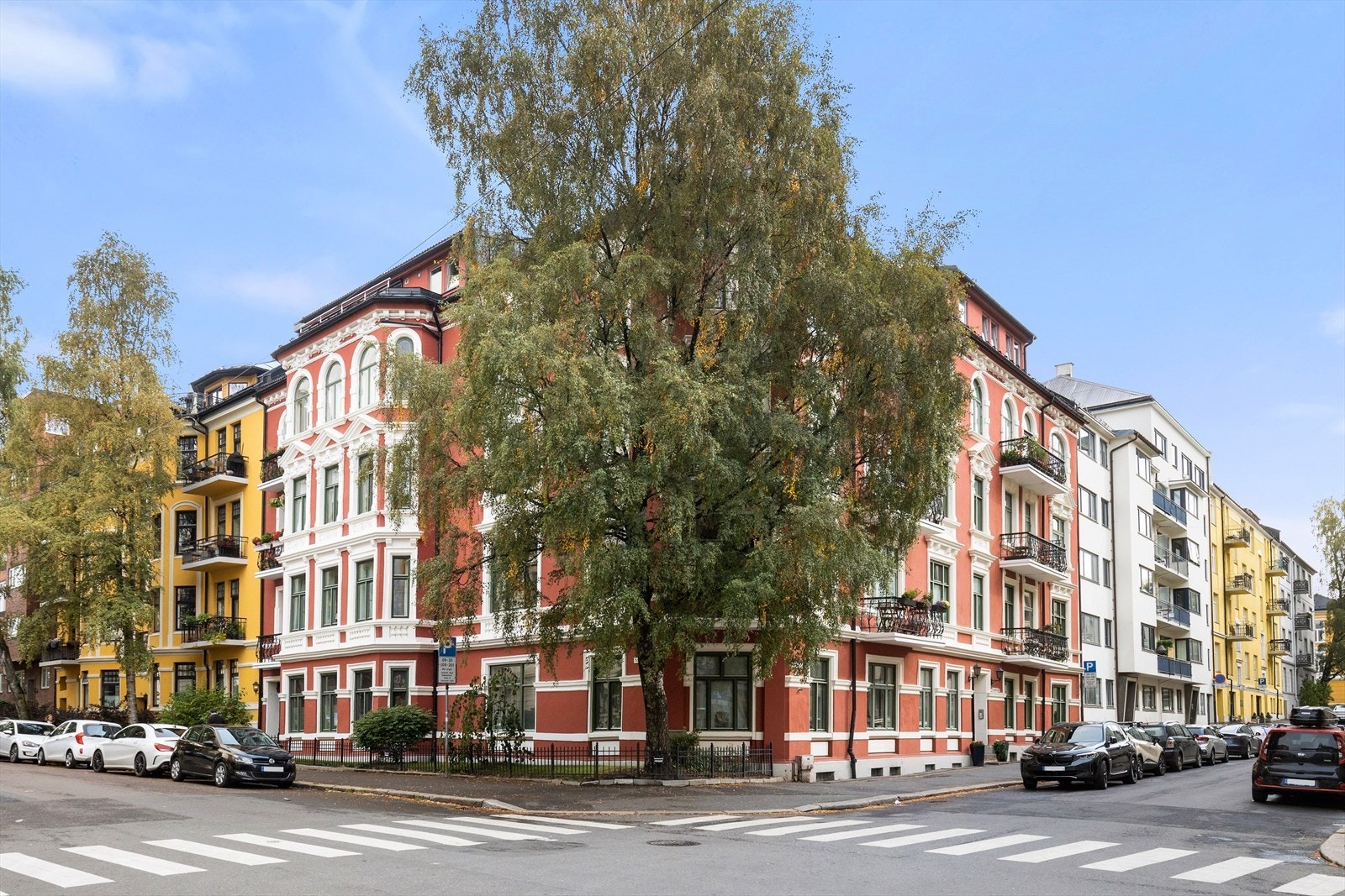 Boligen ligger i et urbant og meget populært boligområde på Majorstuen, men samtidig tilbaketrukket og skjermet i rolige omgivelser.
, Galleribilde