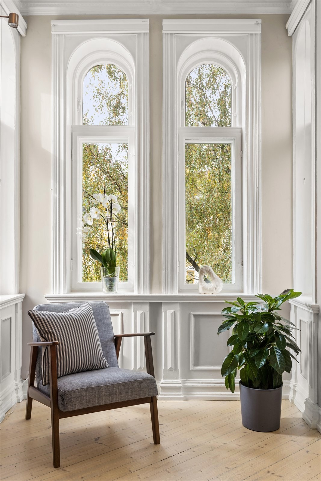 Flere store vinduer og hjørneplasseringen med karnapp sørger for gode lysforhold. Galleribilde