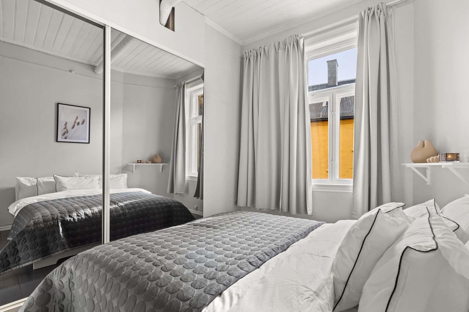 Soverommet er innredet med stor skyvedørsgardrobe og er vendt mot rolig bakgård. Galleribilde