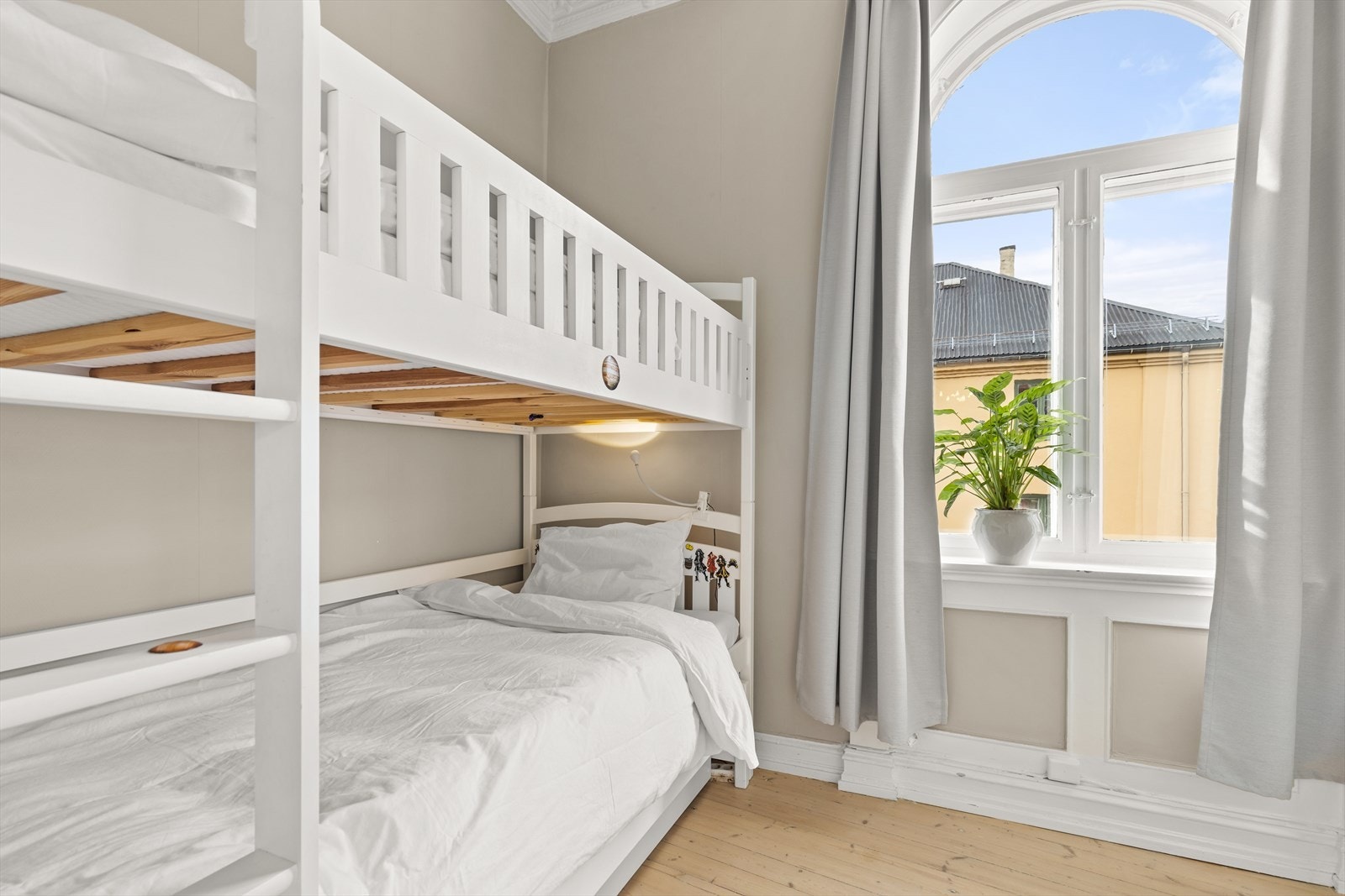 Soverom 2 med plass til seng og garderobeløsning. Galleribilde