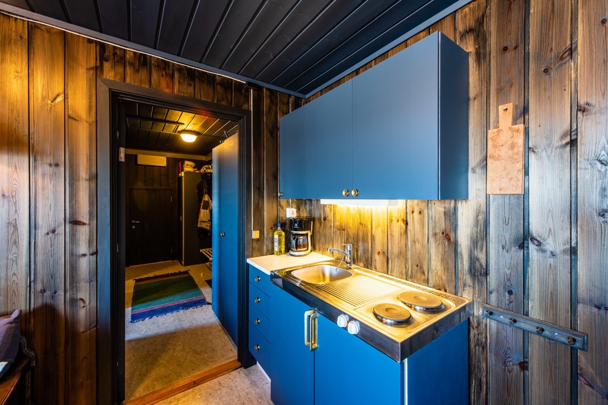 Fine farger, pent lite kjøkken og en koselig stue Galleribilde