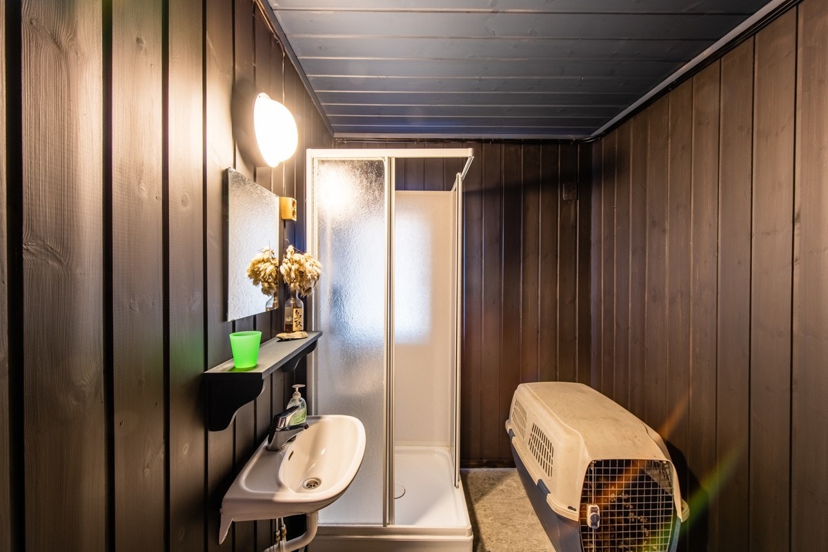 Det er lagt inn vann og dusj. Vann pumpes inn i hytta Galleribilde