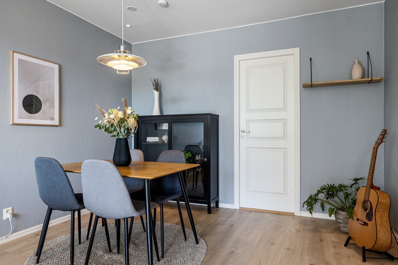 Stuen rommer en koselig sofasone samt spisebord hvor det kan dekkes til flere Galleribilde