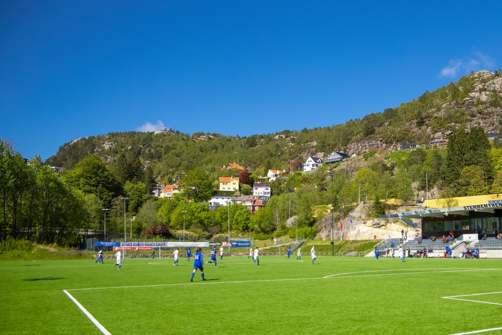 Kort vei til barnehager, skoler, dagligvarebutikk, treningssenter og idrettsanlegg med bl.a. fotball- og håndballbane Galleribilde