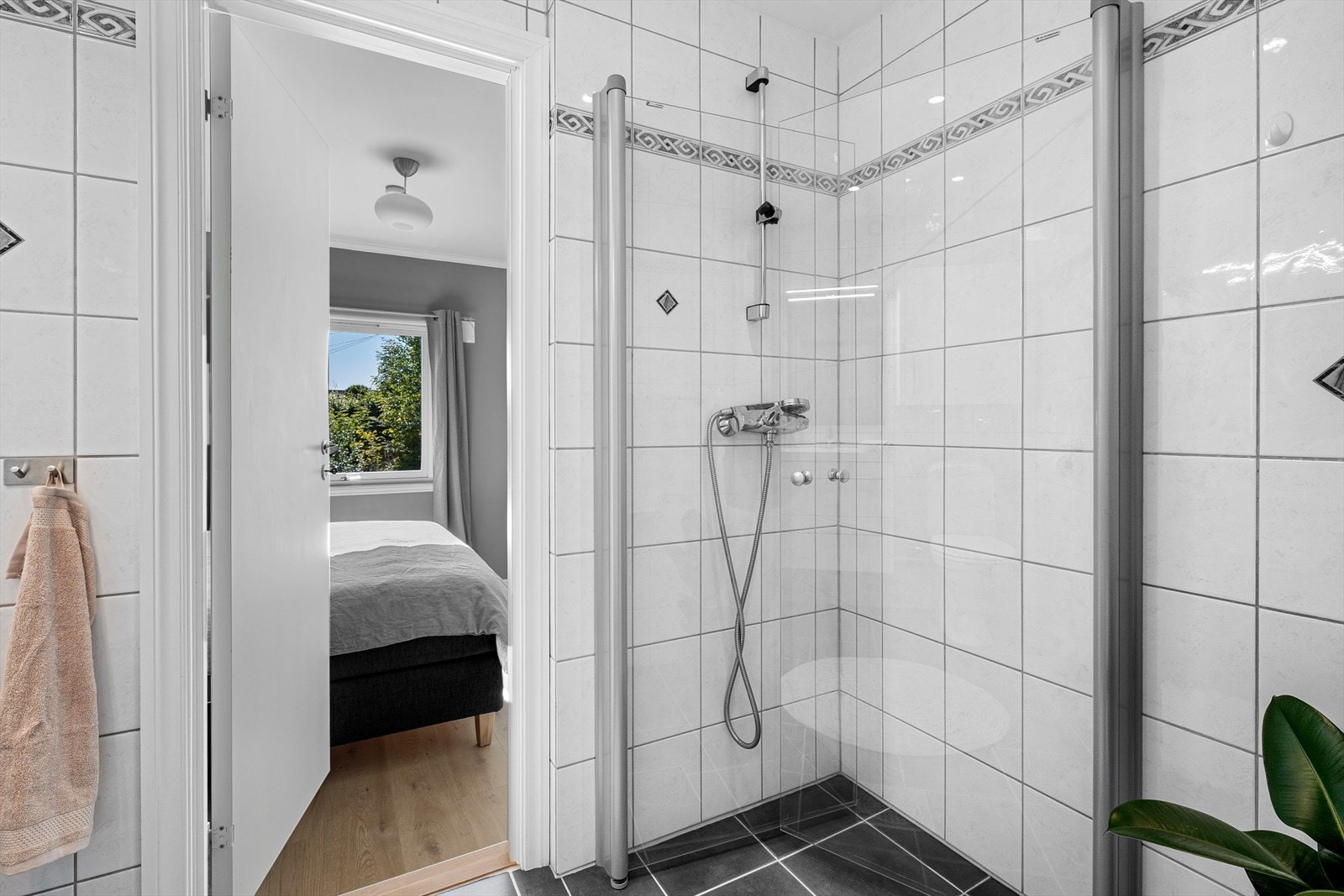 Praktisk adkomst fra bad til hovedsoverom Galleribilde