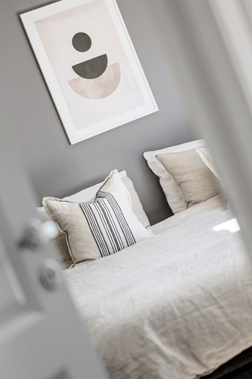 Leiligheten inneholder to romslige soverom på henholdsvis ca 11,6 m² og 9 m² - begge med adkomst fra stue Galleribilde