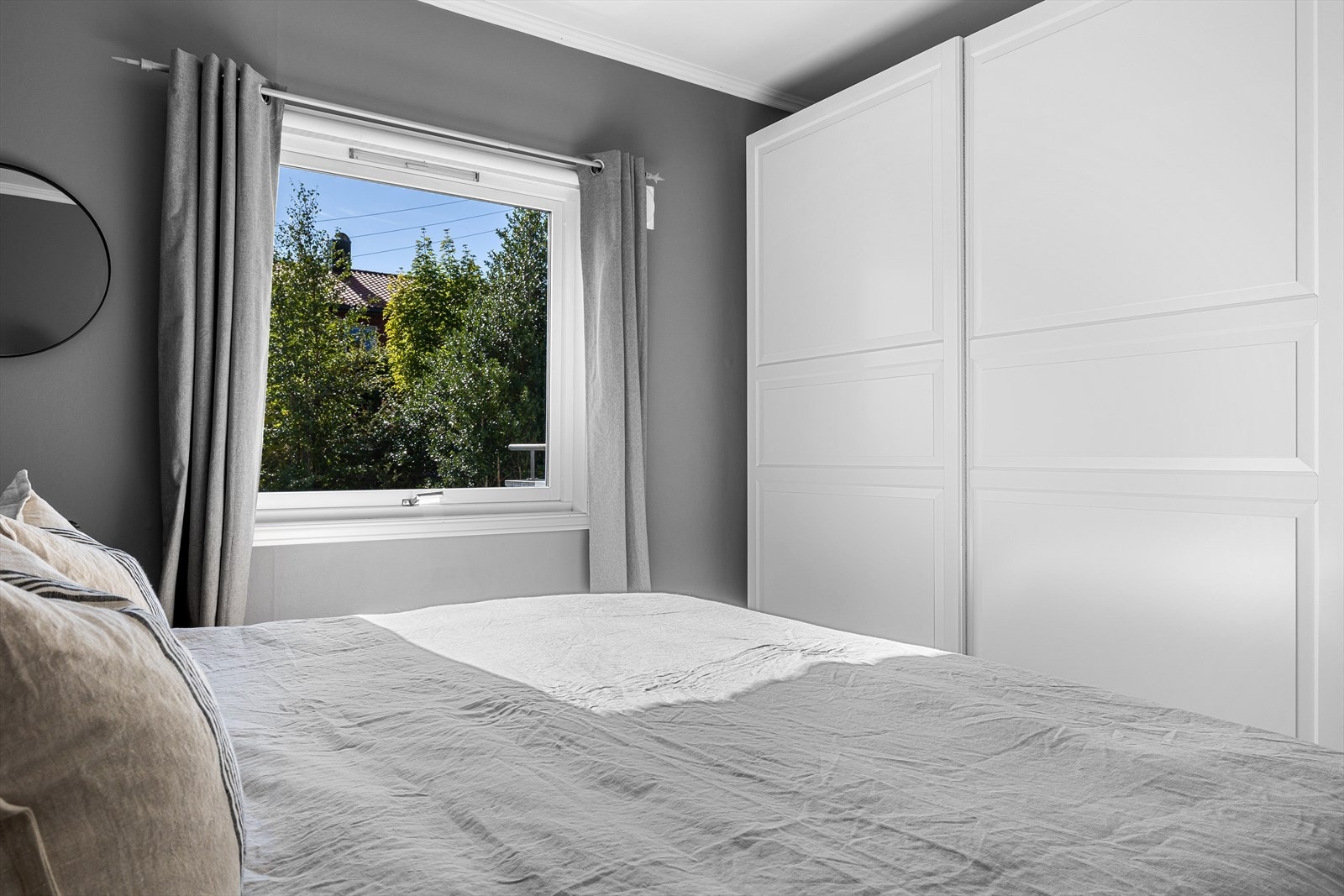 Rommet er ellers innredet med en skyvedørsgarderobe i tillegg til at det er god plass til dobbeltseng med sidestilte nattbord Galleribilde