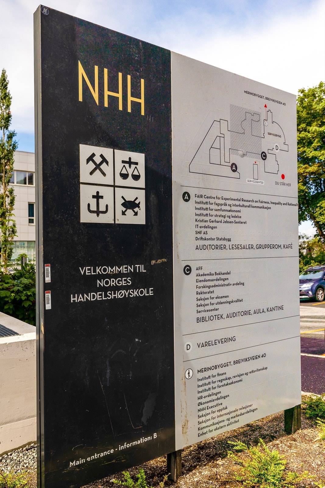 Bare minuttene unna finner man bussholdeplass med hyppige avganger mot Bergen sentrum. Bussen stopper også rett utenfor Norges Handelshøyskole (NHH) på vei inn mot sentrum Galleribilde