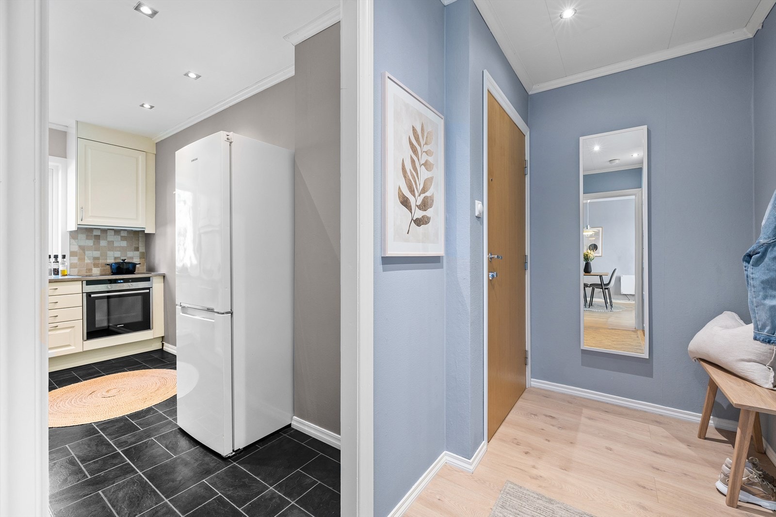 Entré/gang er leilighetens knutepunkt med adkomst til både stue, kjøkken og bad Galleribilde