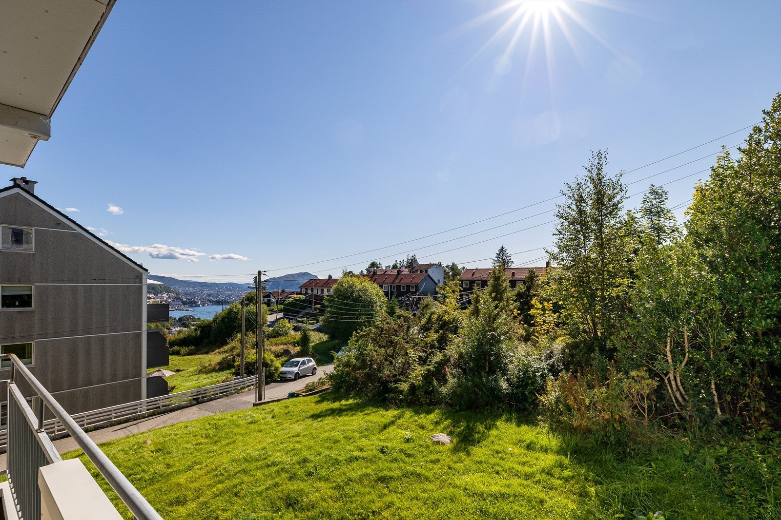 Leiligheten er vendt mot sørvest med utsikt mot deler av Bergen Sentrum og Byfjorden med innseilingen til Bergen Galleribilde