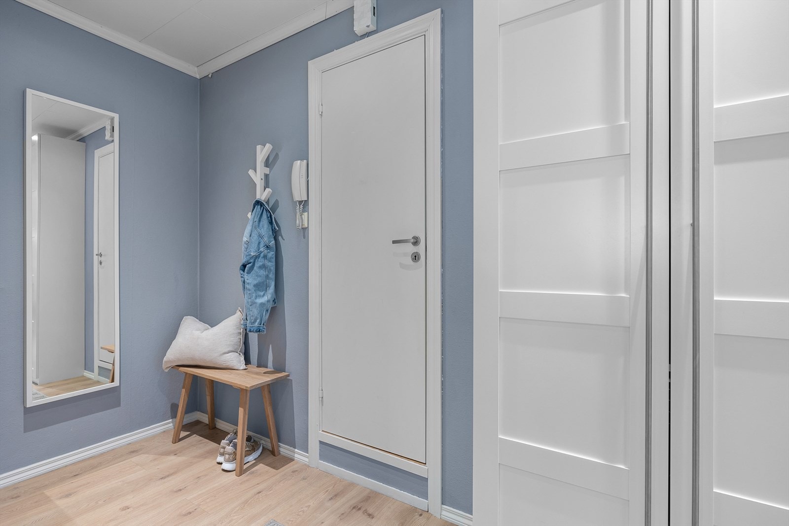 Lys og trivelig entré/gang med god plass til yttertøy og sko i garderobeskap Galleribilde