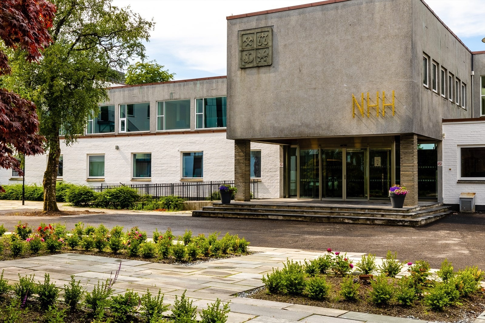 For øvrig kan man gå ned til NHH på ca 10 min ved bruk av en snarvei Galleribilde