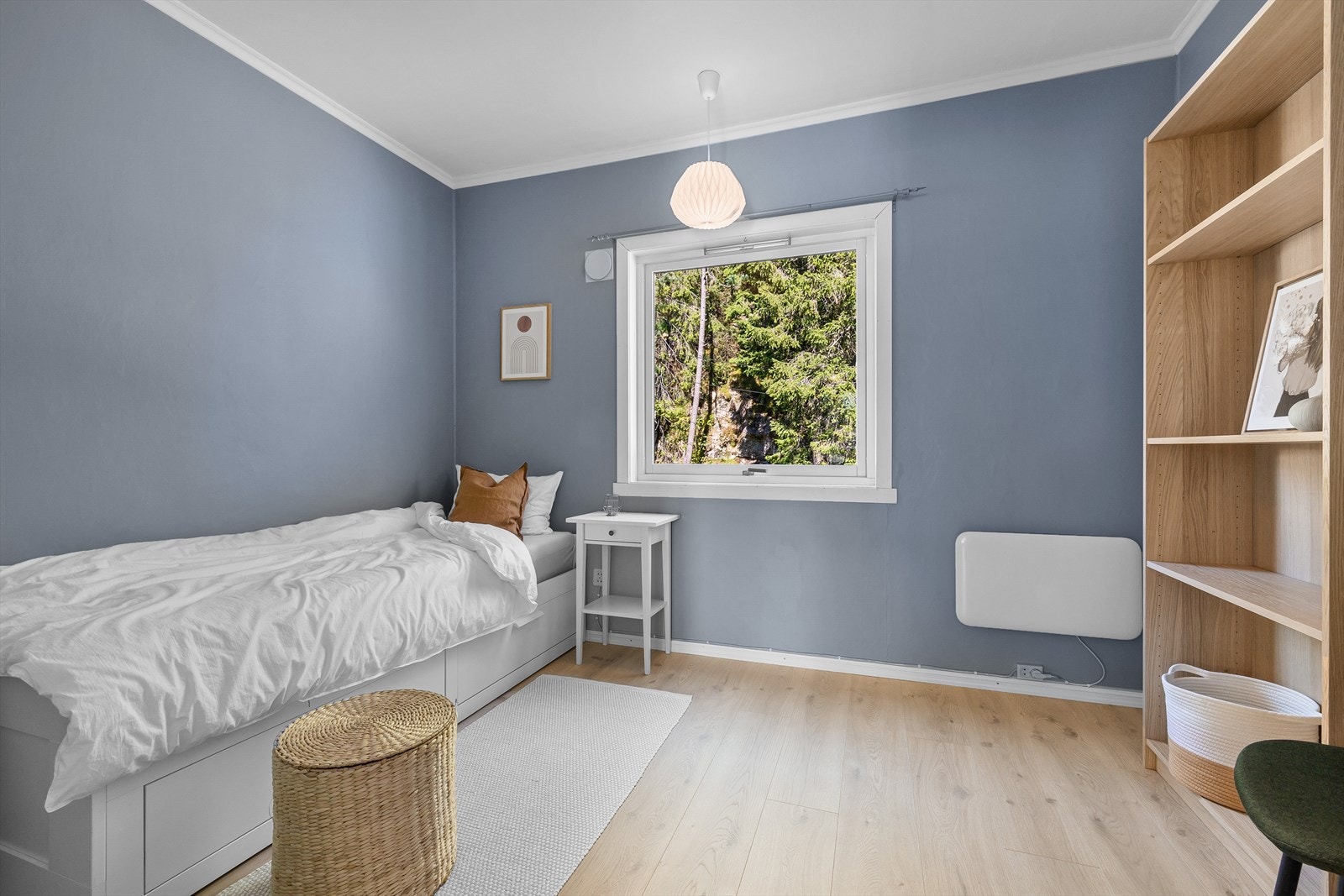 Det minste soverommet er innredet med enkeltseng og har i tillegg god plass til garderobeskap om ønskelig Galleribilde