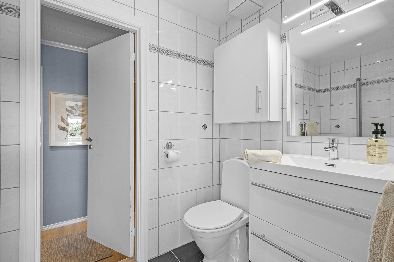 Pent helfliset bad med varmekabler i gulv Galleribilde