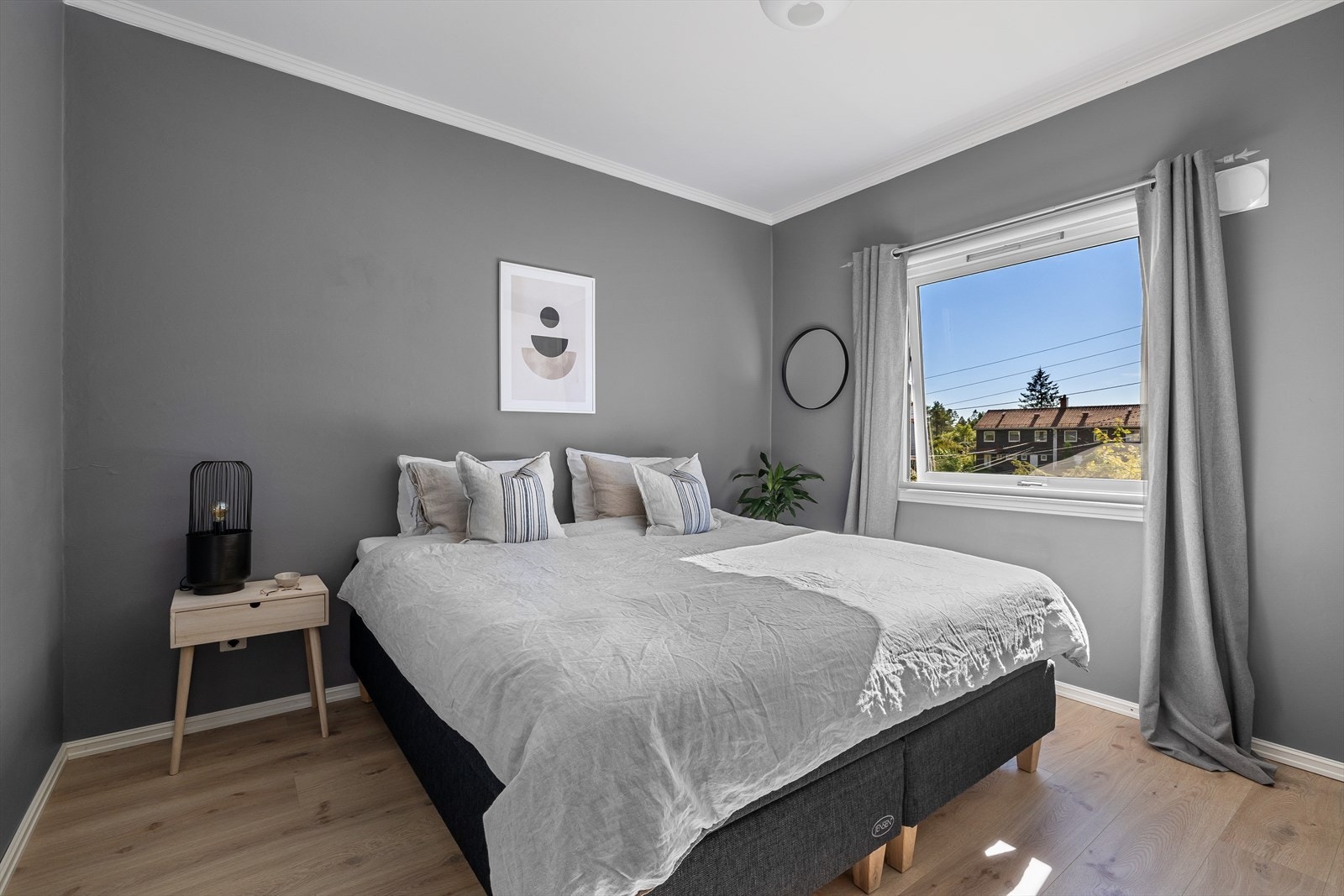 Hovedsoverommet har godt med naturlig lysinnslipp og er pent innredet med vegger malt i en behagelig gråtone Galleribilde