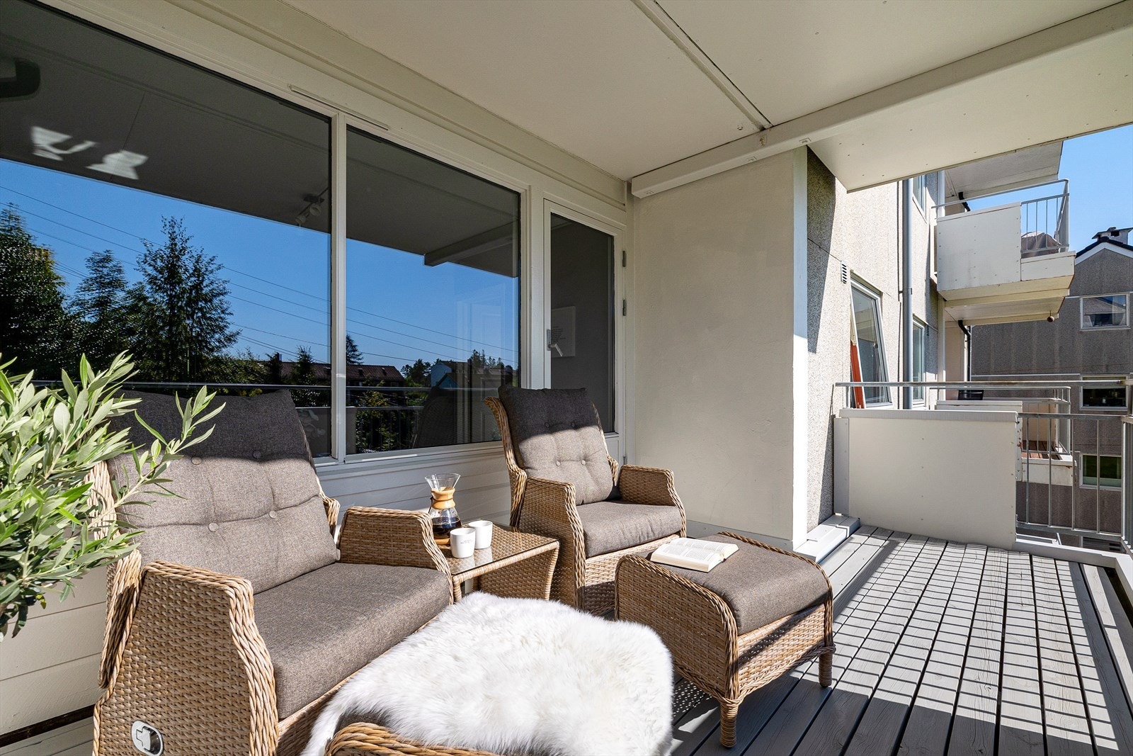 Altanen er overbygget med plass til utemøbler Galleribilde