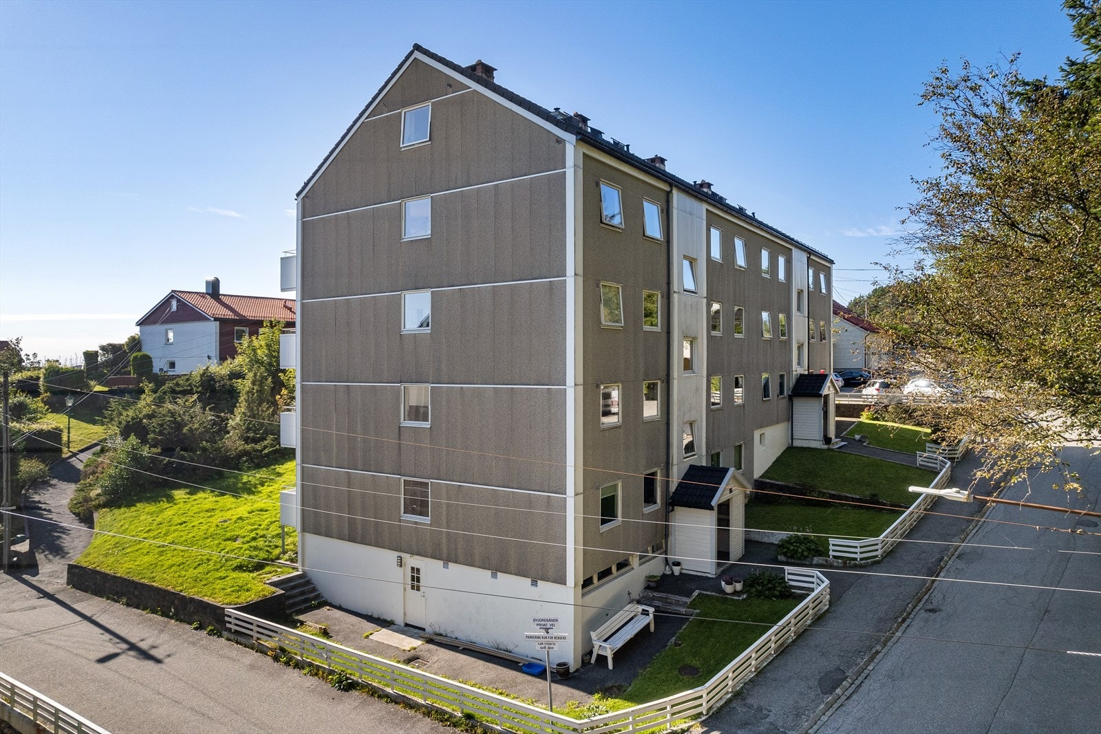 Felles eiet tomt i borettslaget som er tomten pent opparbeidet med grøntareal og diverse beplantning Galleribilde