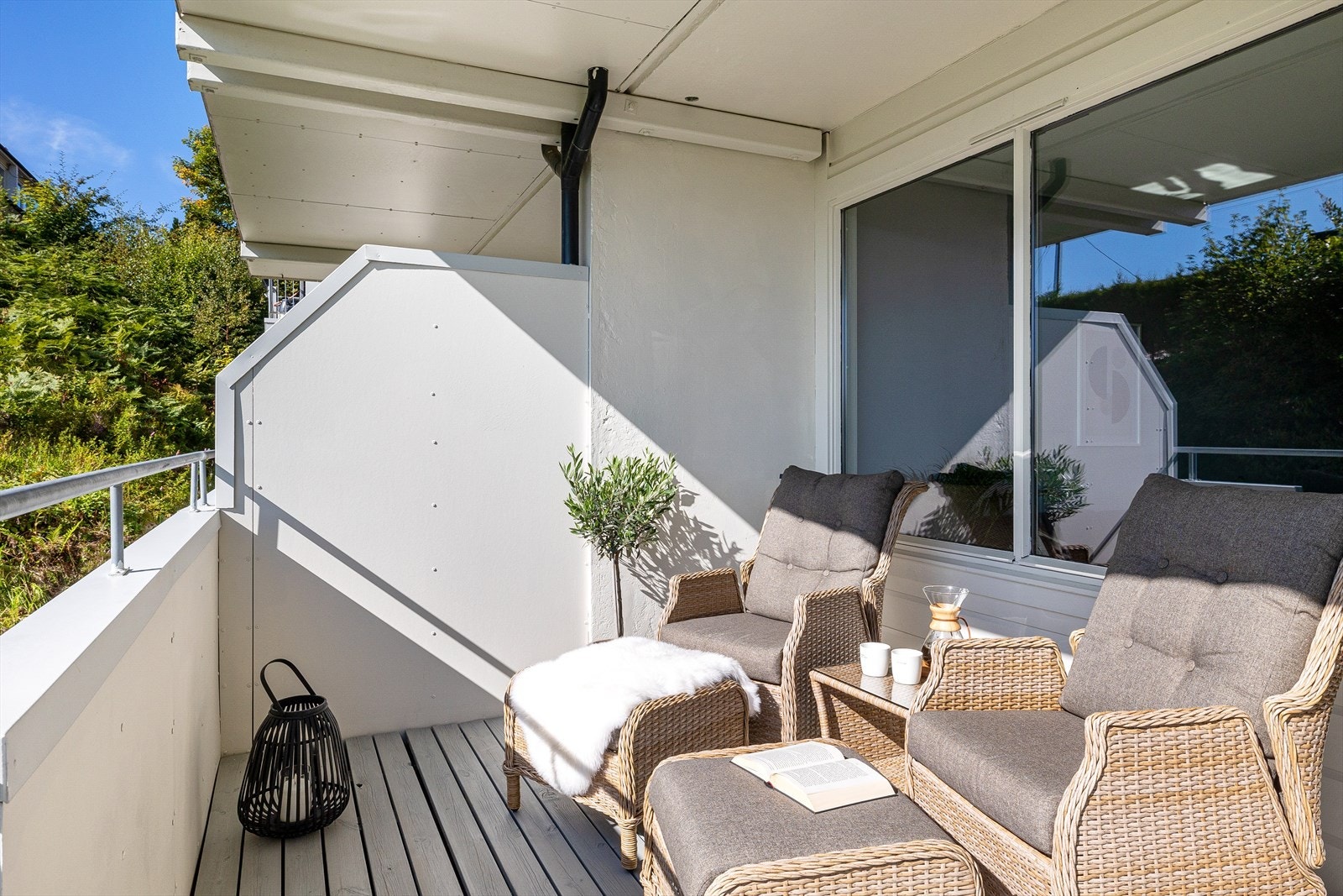 Utgang fra stue til altan på ca 10 m² med sol fra morgen til kveld Galleribilde