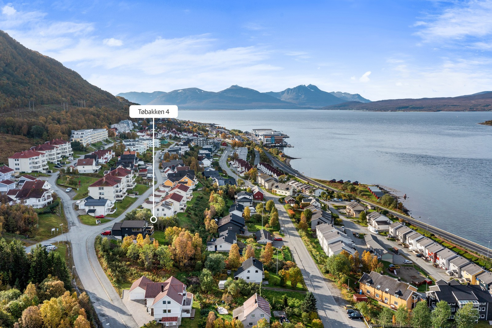 Fra tomten er det nydelig utsikt utover sundet mot Tromsøya.