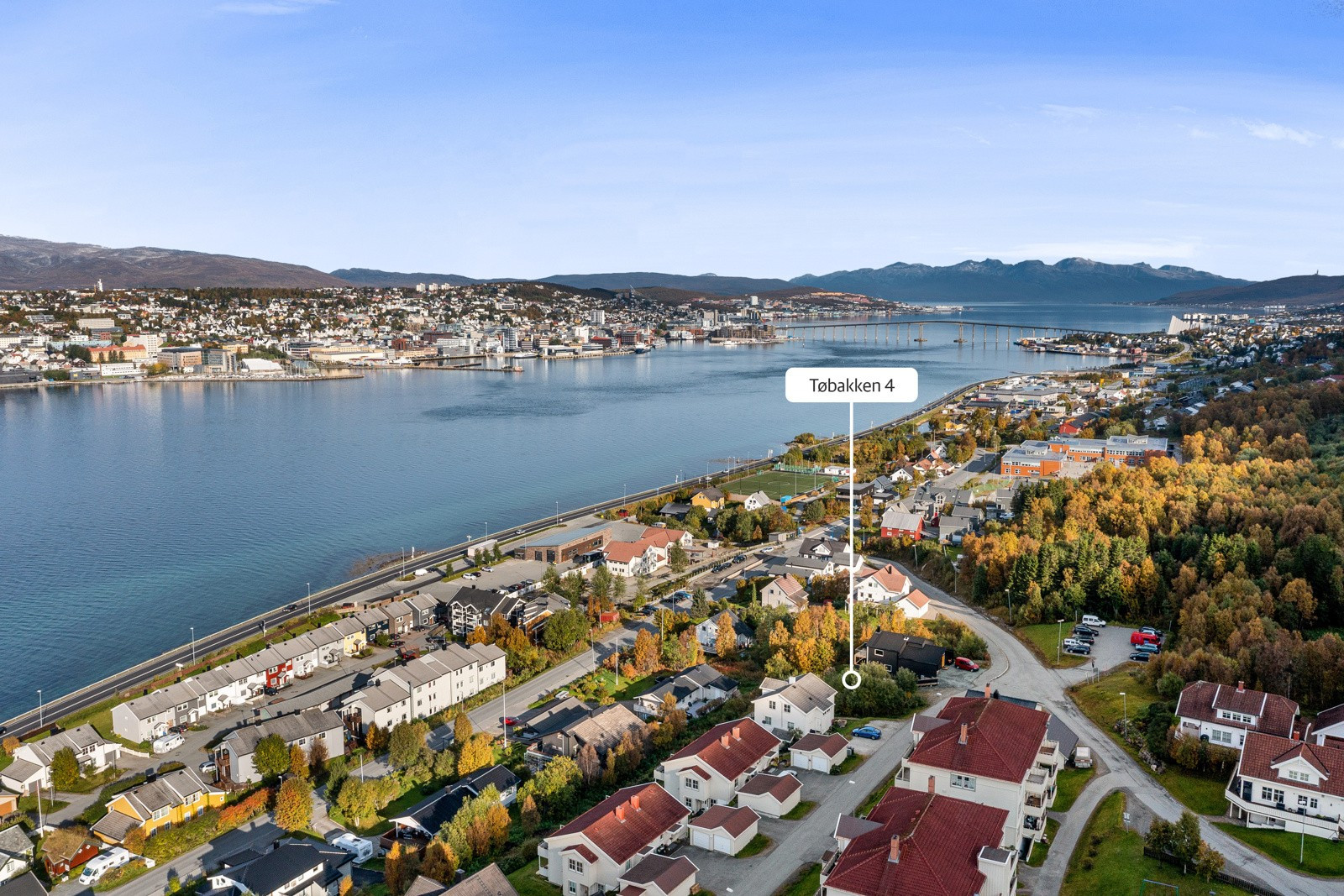Tomten ligger svært fint og solrikt til i et etterspurt boligområde i Tromsdalen.