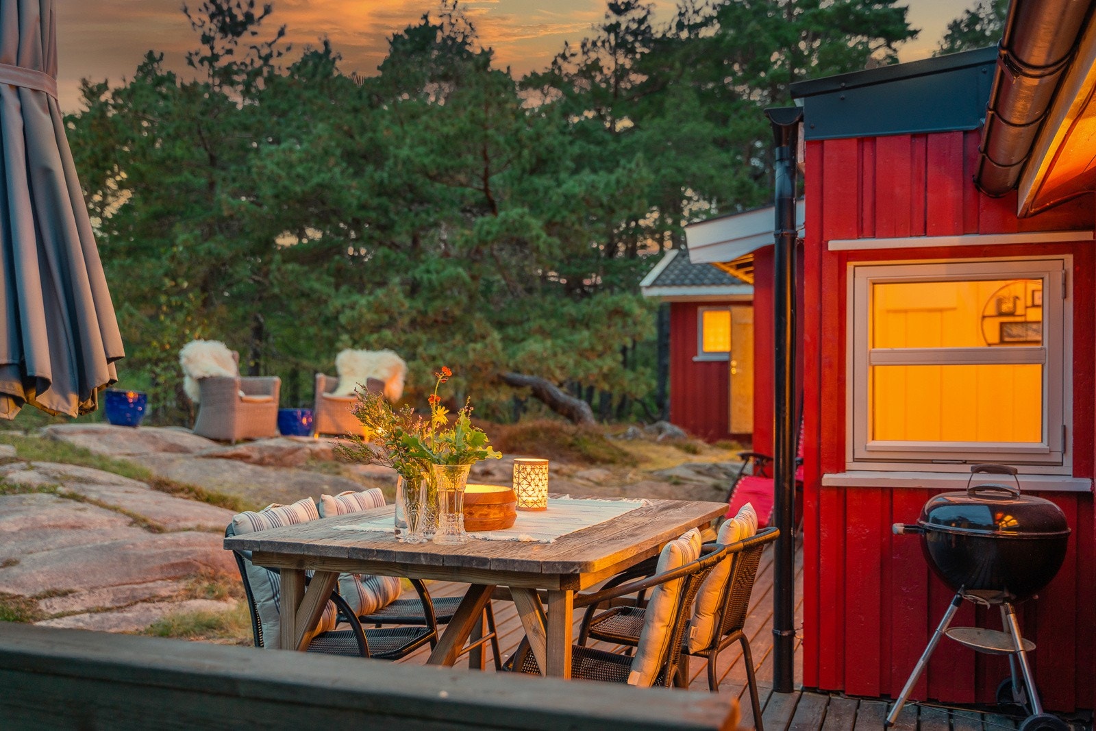 Fine uteplasser, med plass til langbord til gjestene Galleribilde