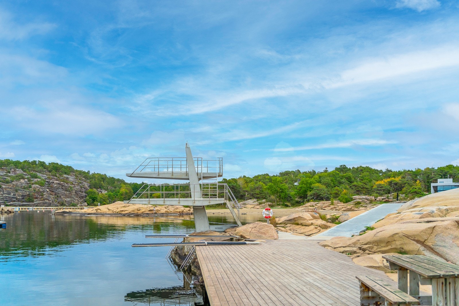 Foten er et eldorado med strand, stupetårn, volleyball og kafe. Galleribilde