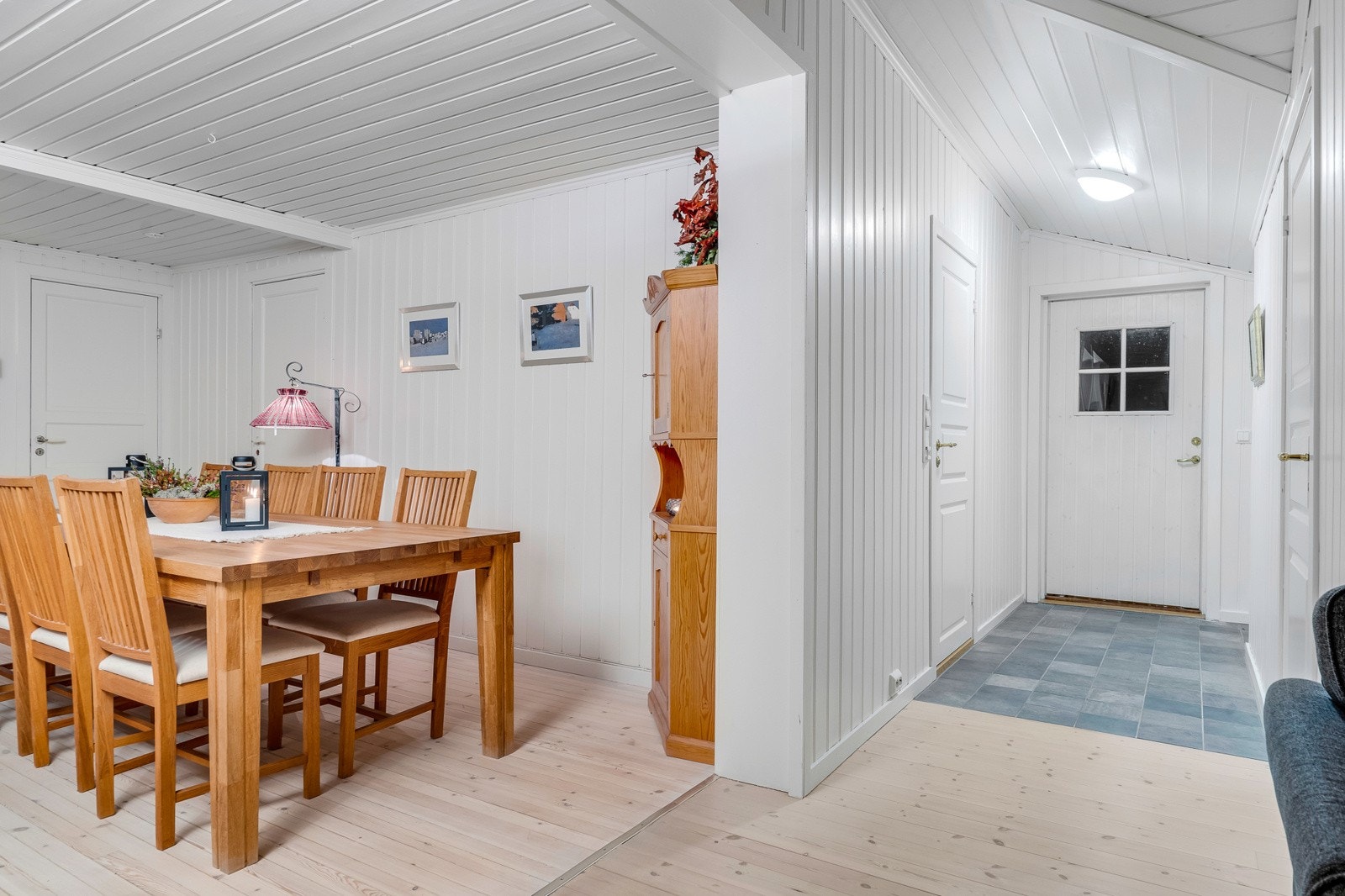 Lyse overflater og høy himling gir et fint inntrykk Galleribilde