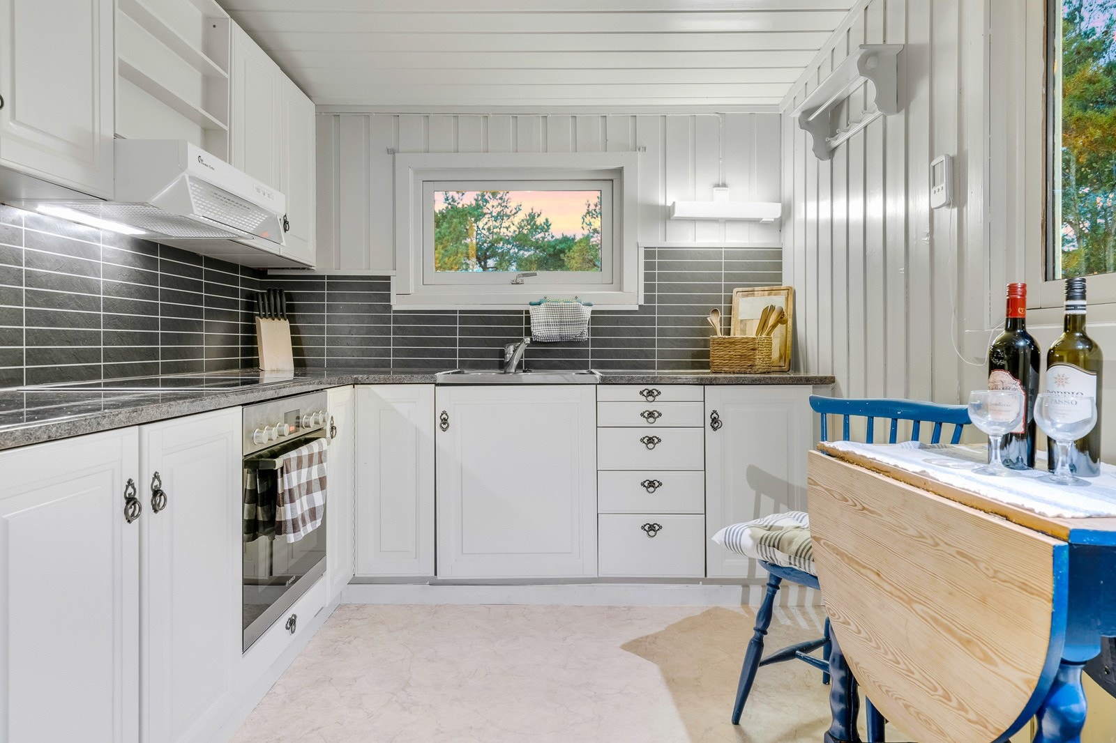 Innholdsrikt kjøkken av god størrelse Galleribilde