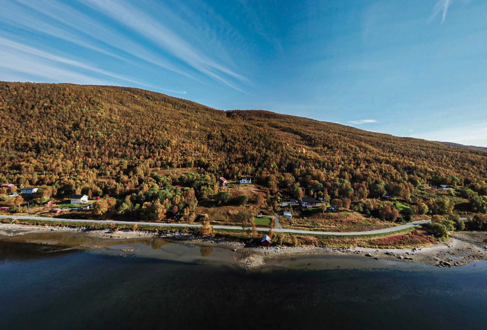 I området er det gode jaktmuligheter og fiskemuligheter- både i ferskvann og sjø