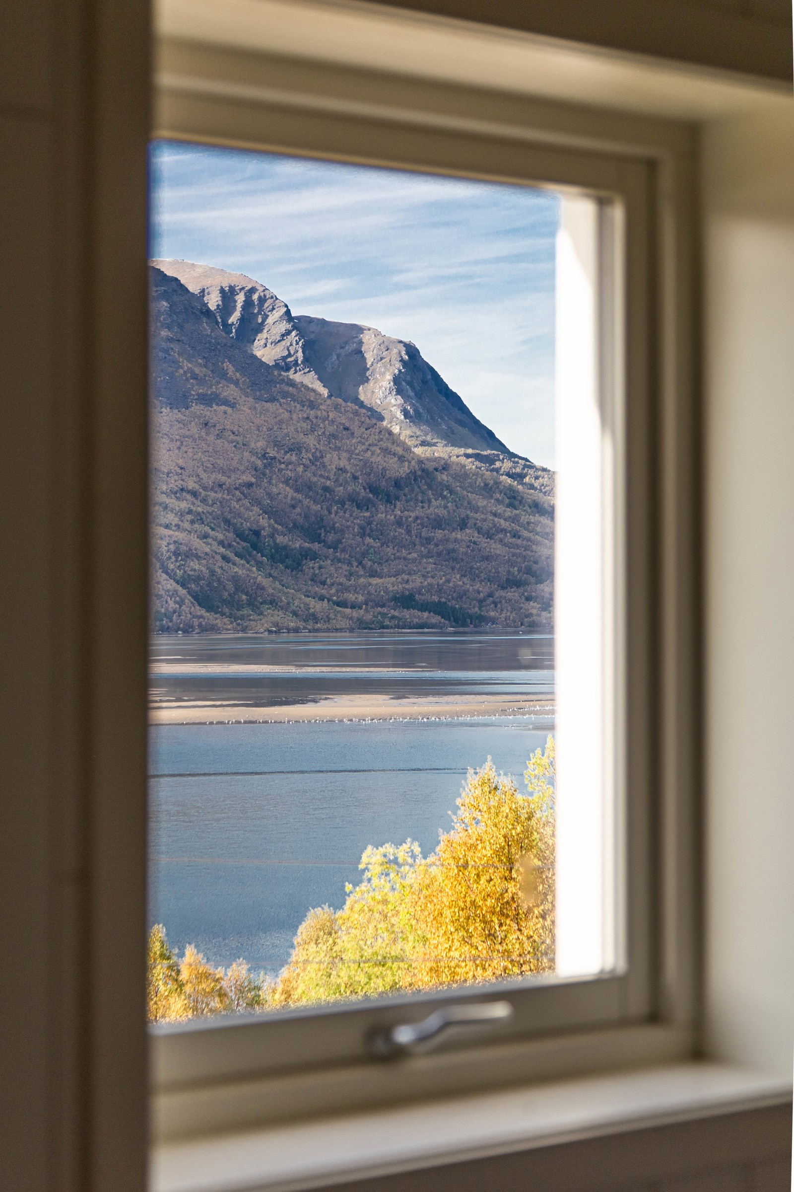 Nydelig utsikt over sjø og fjell