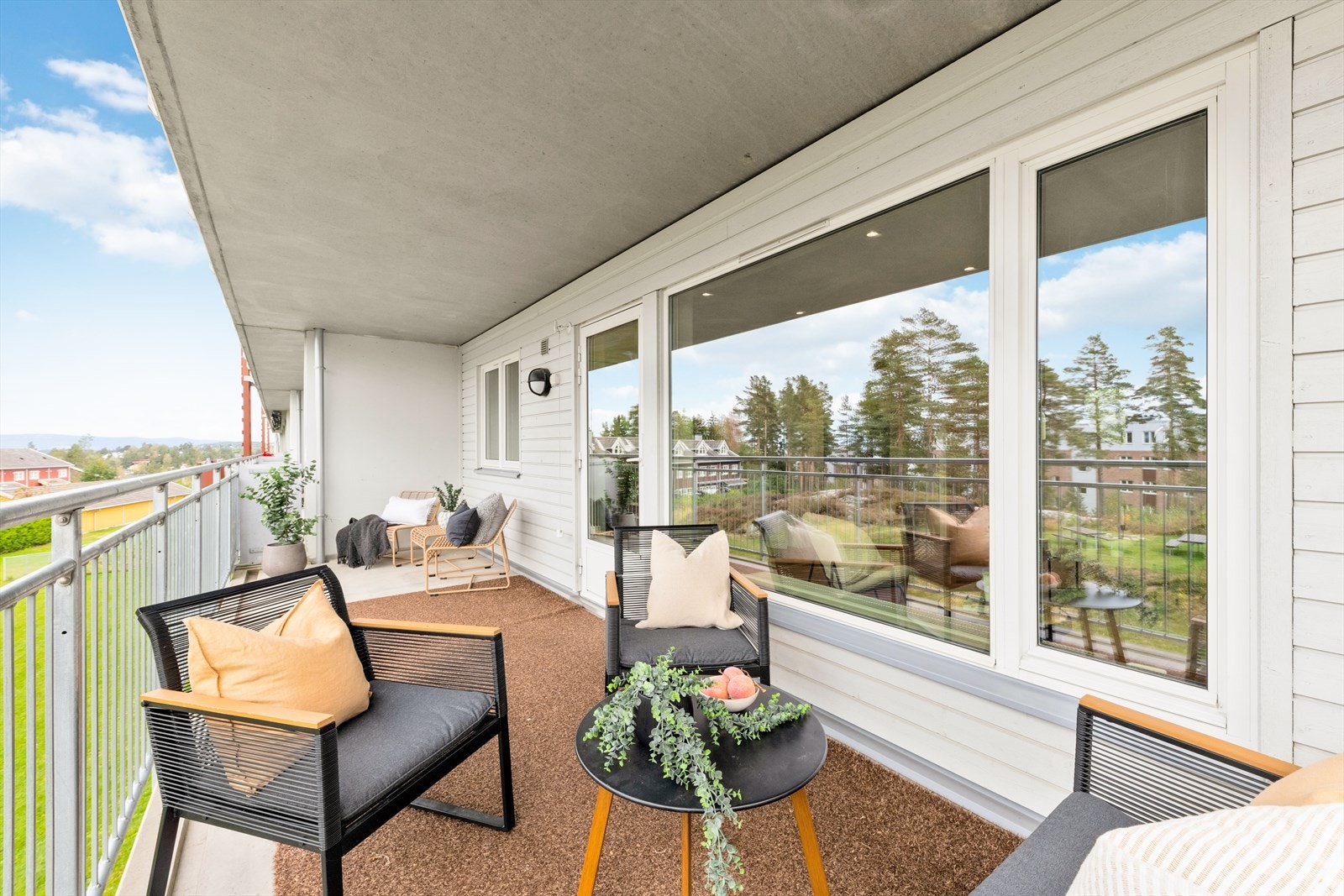Fra stuen er det utgang til en solrik, vestvendt balkong på ca. 15,5 m². Galleribilde