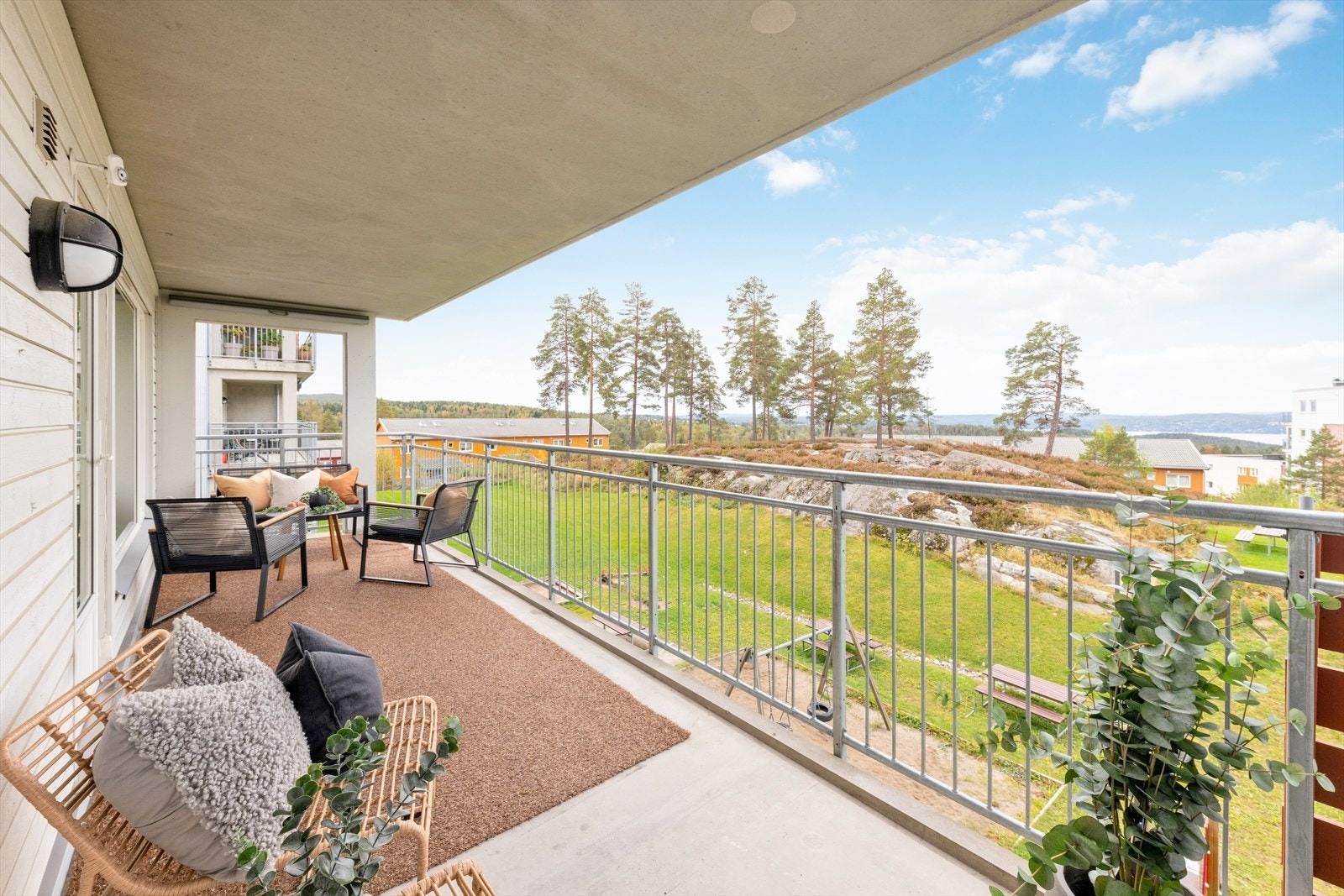 Det er god plass til en koselig sittegruppe og grill. Stikkontakt og lysarmatur er montert på vegg. Det er også montert rullegardin/innsynsskjerming på den ene siden av balkongen. Galleribilde