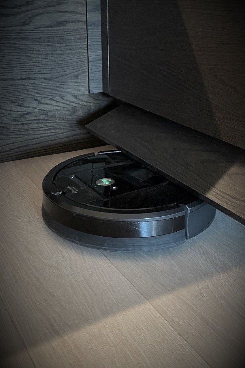 Praktisk luke til robotstøvsuger under underskap Galleribilde