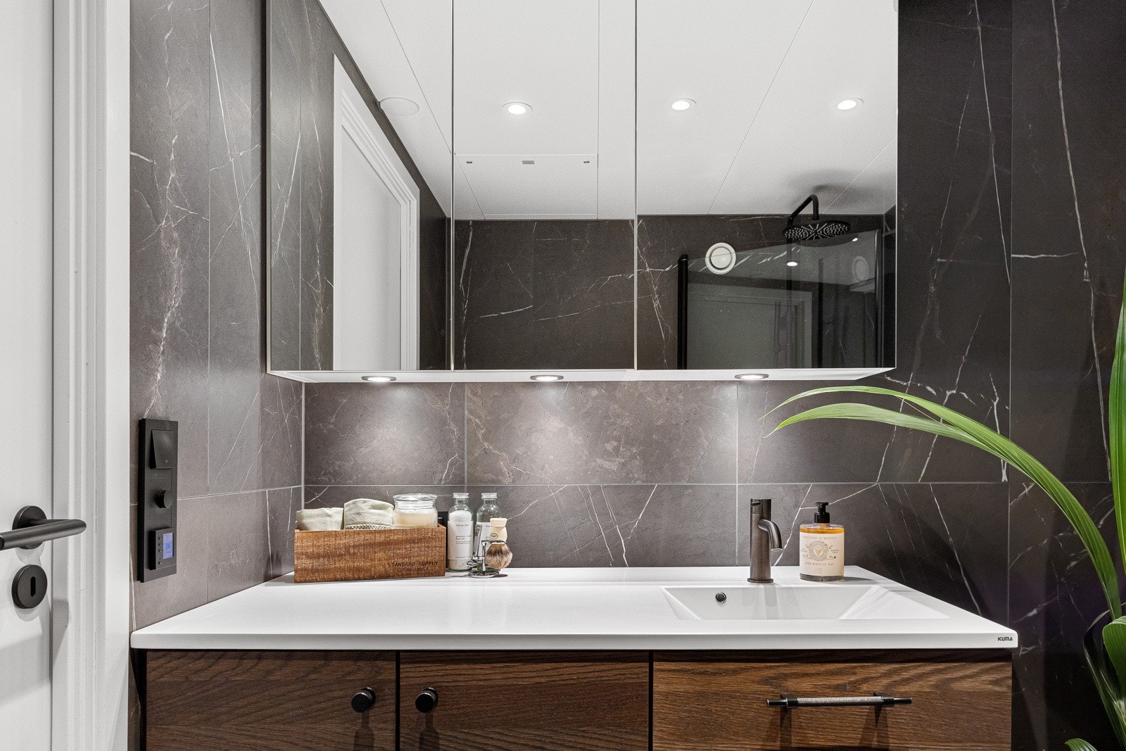 Påkostet innredning fra Svane som matcher kjøkkeninnredning Galleribilde