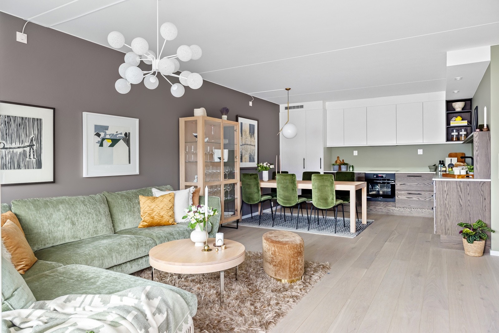 Planløsningen er åpen og moderne, samtidig som det er tydelig inndeling mellom sone for stue, spisestue og kjøkken Galleribilde