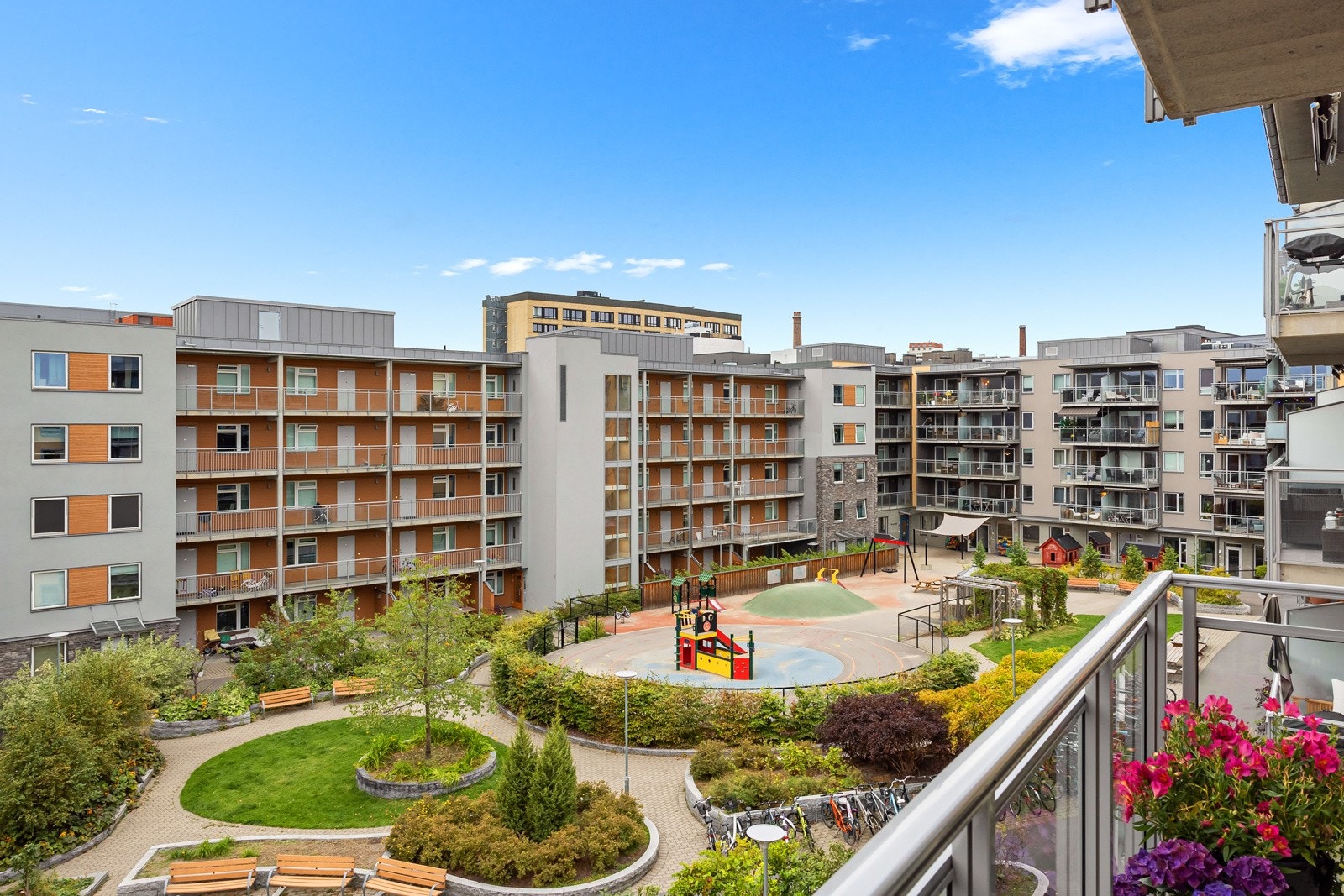 Her vil du bo i svært barnevennlige omgivelser. Bakgården er parkmessig opparbeidet og lukket Galleribilde