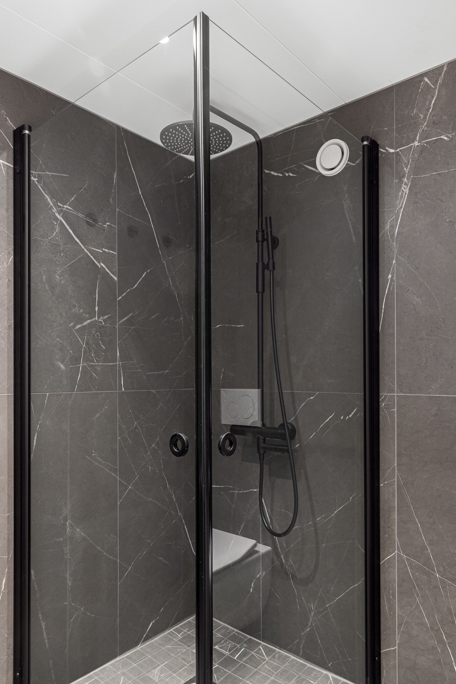 Dusjhjørne med glassdører i herdet glass. Her er det også mulig å sette inn hjørnebadekar Galleribilde