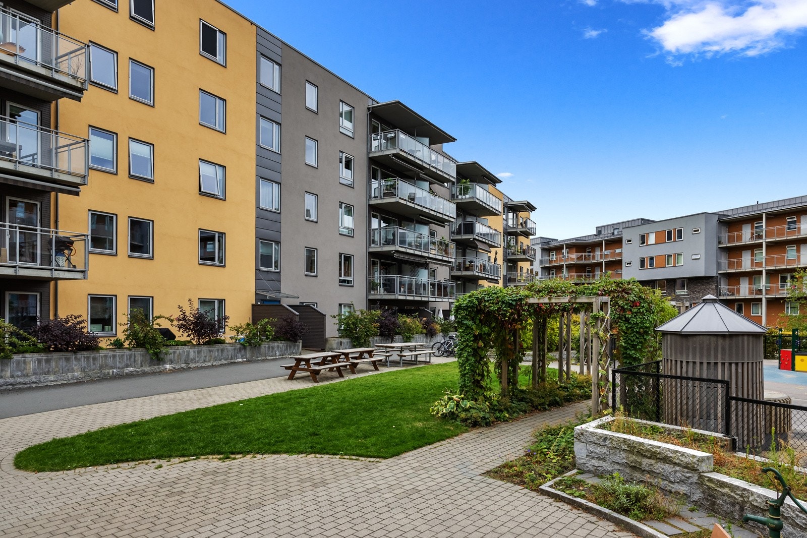 Her vil du bo i svært barnevennlige omgivelser. Bakgården er parkmessig opparbeidet og lukket Galleribilde