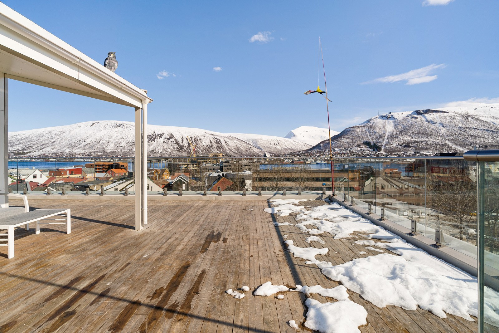 Svært flotte fellesområder i byggets øverste etasje med tv-stue, treningsrom, badstu og stor takterrasse med boblebad. Fellesområdene kan reserveres av beboerne.