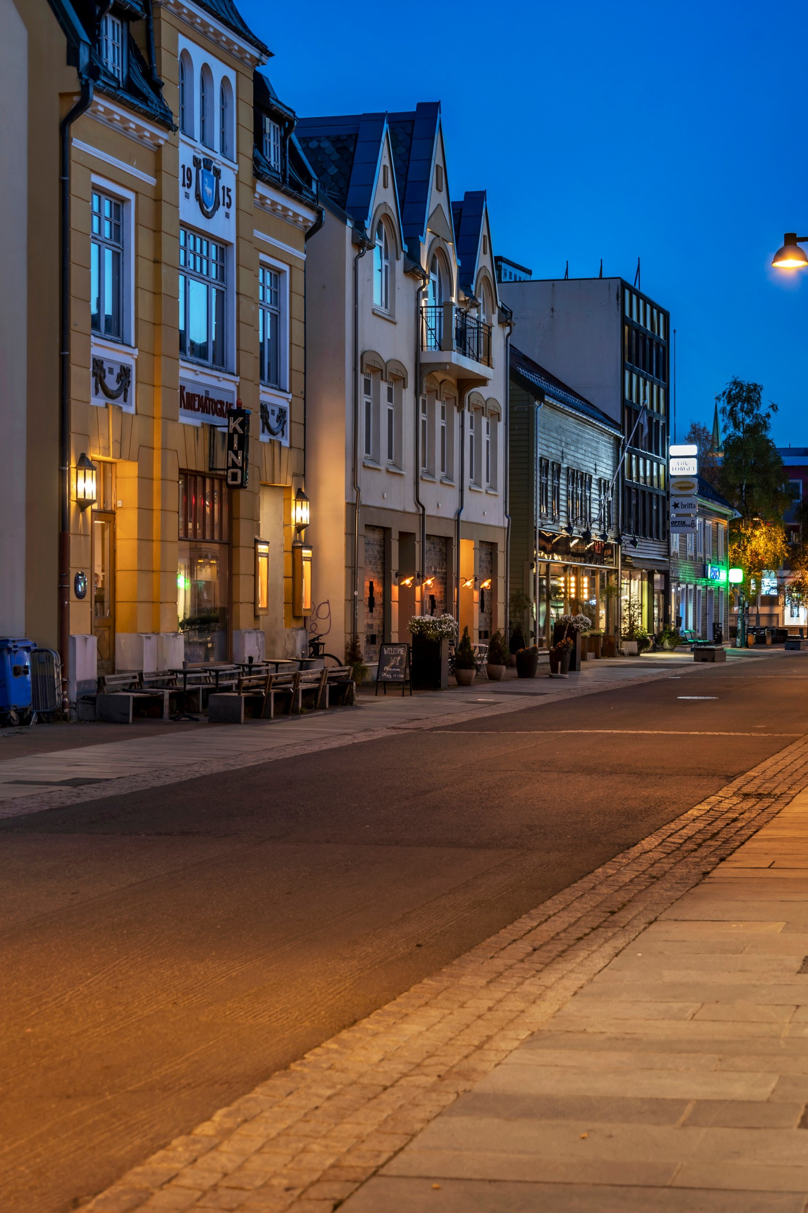 Leiligheten umiddelbar nærhet til dagligvare, treningssenter, parker, skole, barnehage og bussforbindelser.