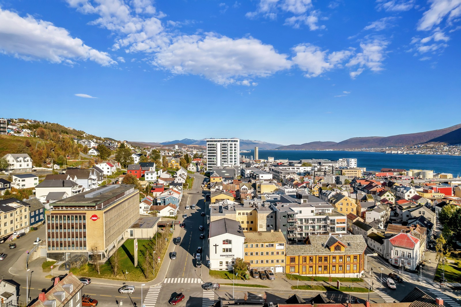Med ca. 10 minutters gange er man på toppen av Tromsøya, med flotte ski- og turmuligheter. Svært gode bussforbindelser i området med busser som tar deg til UNN/UiT og Jekta.