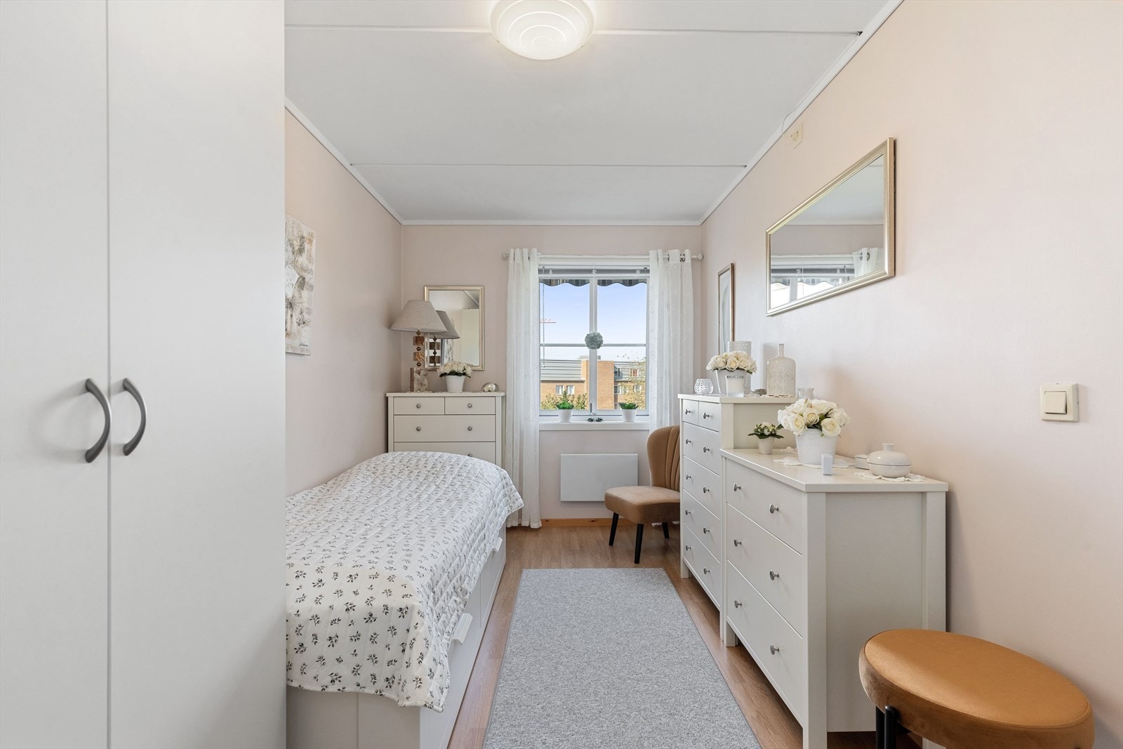 Det andre soverommet er også av god størrelse og har god plass til ønsket møblement. Galleribilde