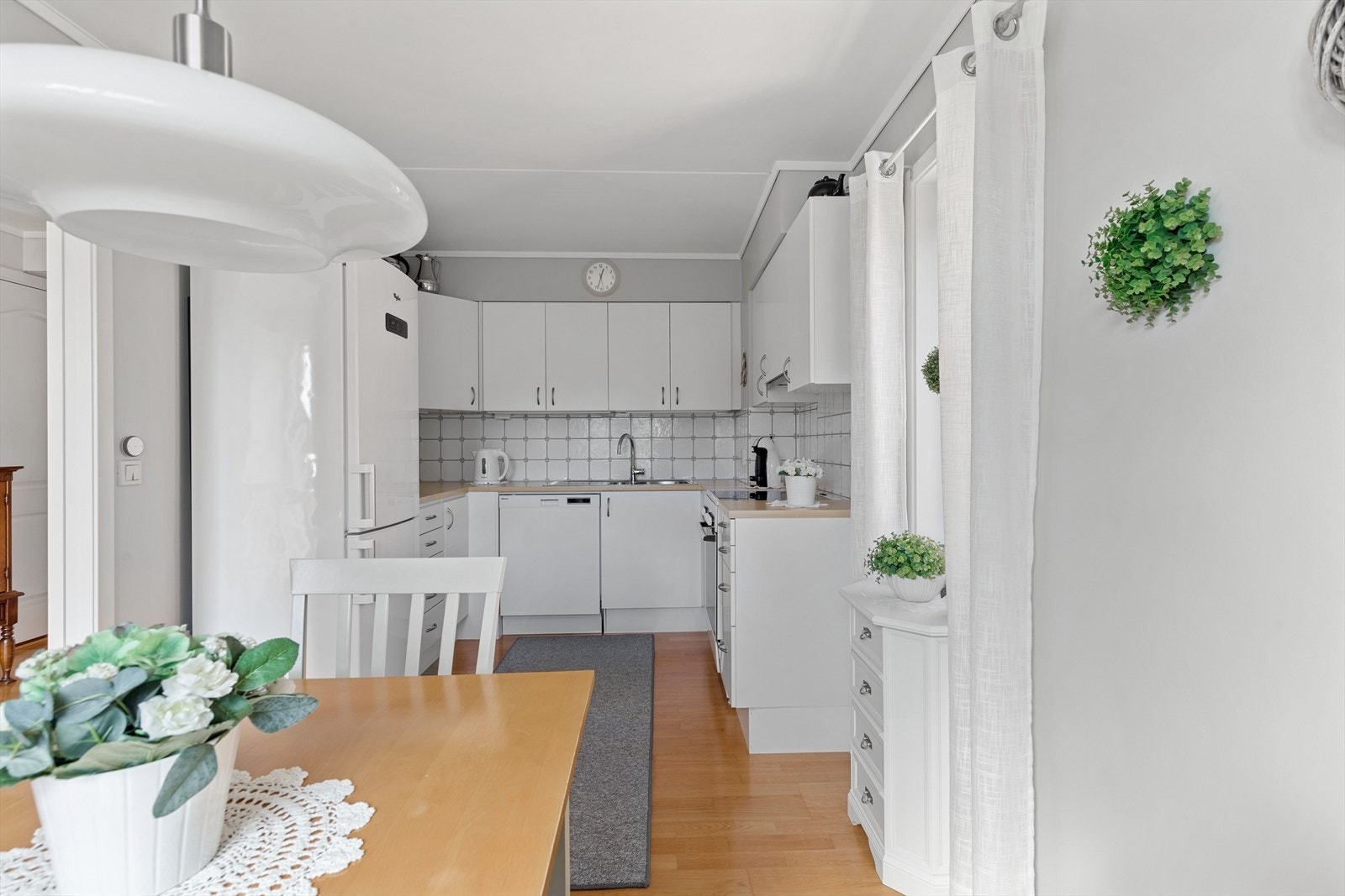 Kjøkkeninnredningen har malte, slette fronter og laminert benkeplate. Galleribilde