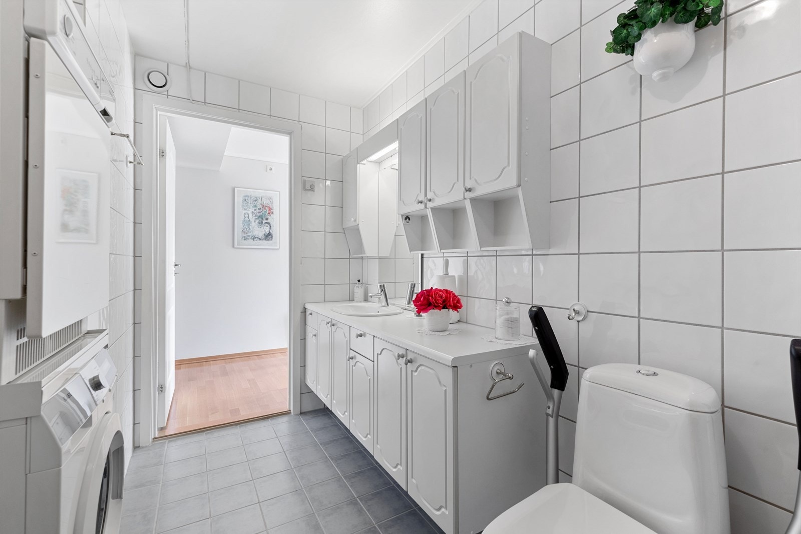 Badet er flislagt og har behagelig gulvvarme. Galleribilde