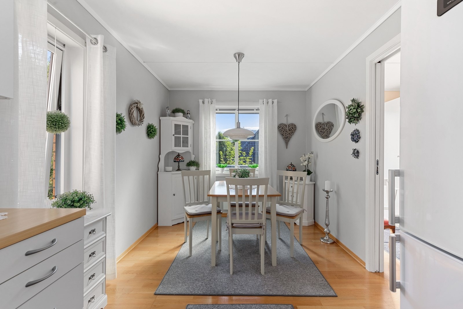 Separat kjøkken med adkomst fra entréen. Galleribilde
