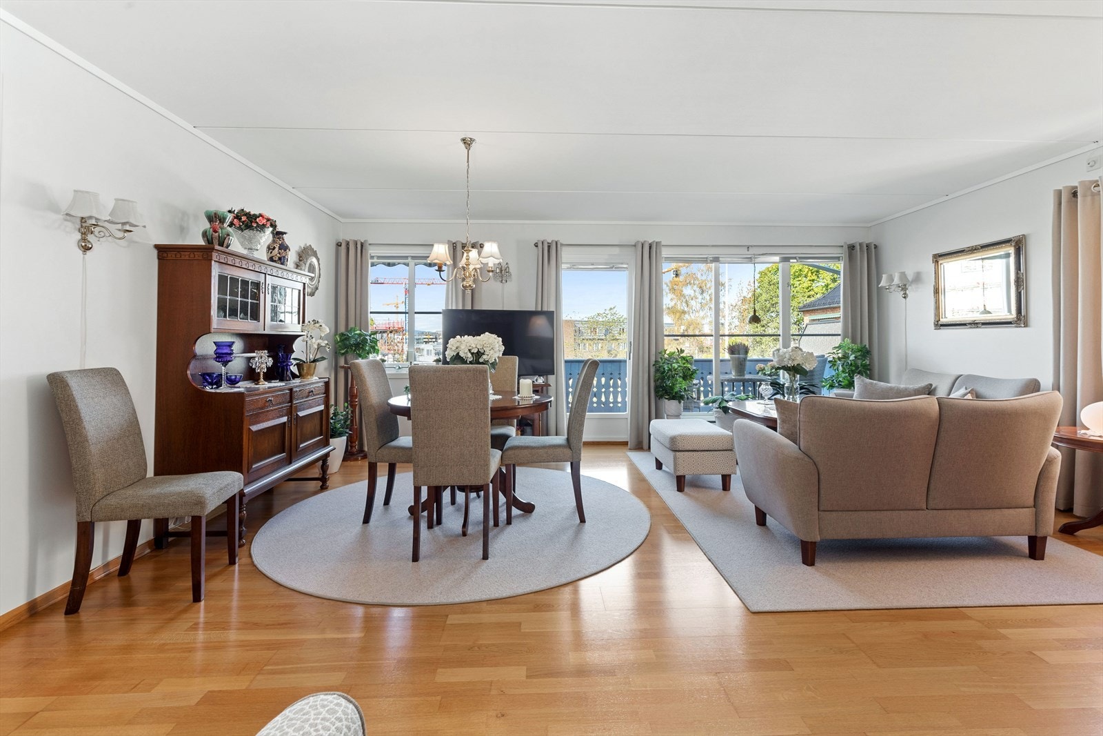 Leiligheten har en lys, innbydende og romslig stue med god plass til ønsket møblement. Galleribilde