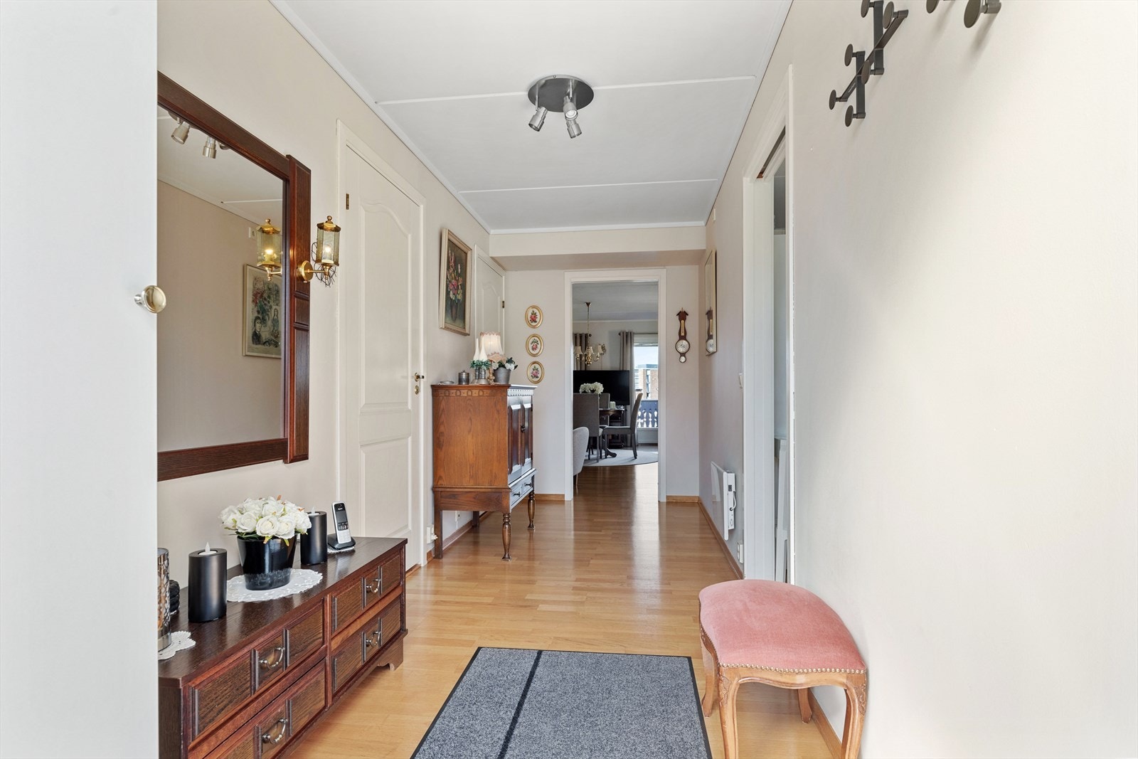 Leiligheten har en lys, innbydende og romslig entre/gang. Galleribilde