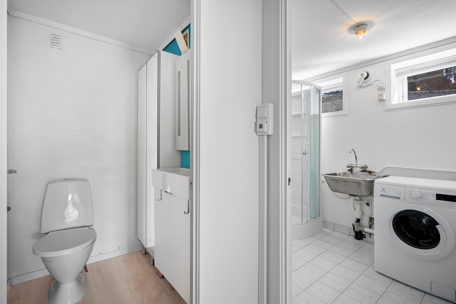 Ved siden av WC ligger vaskerom/bad Galleribilde