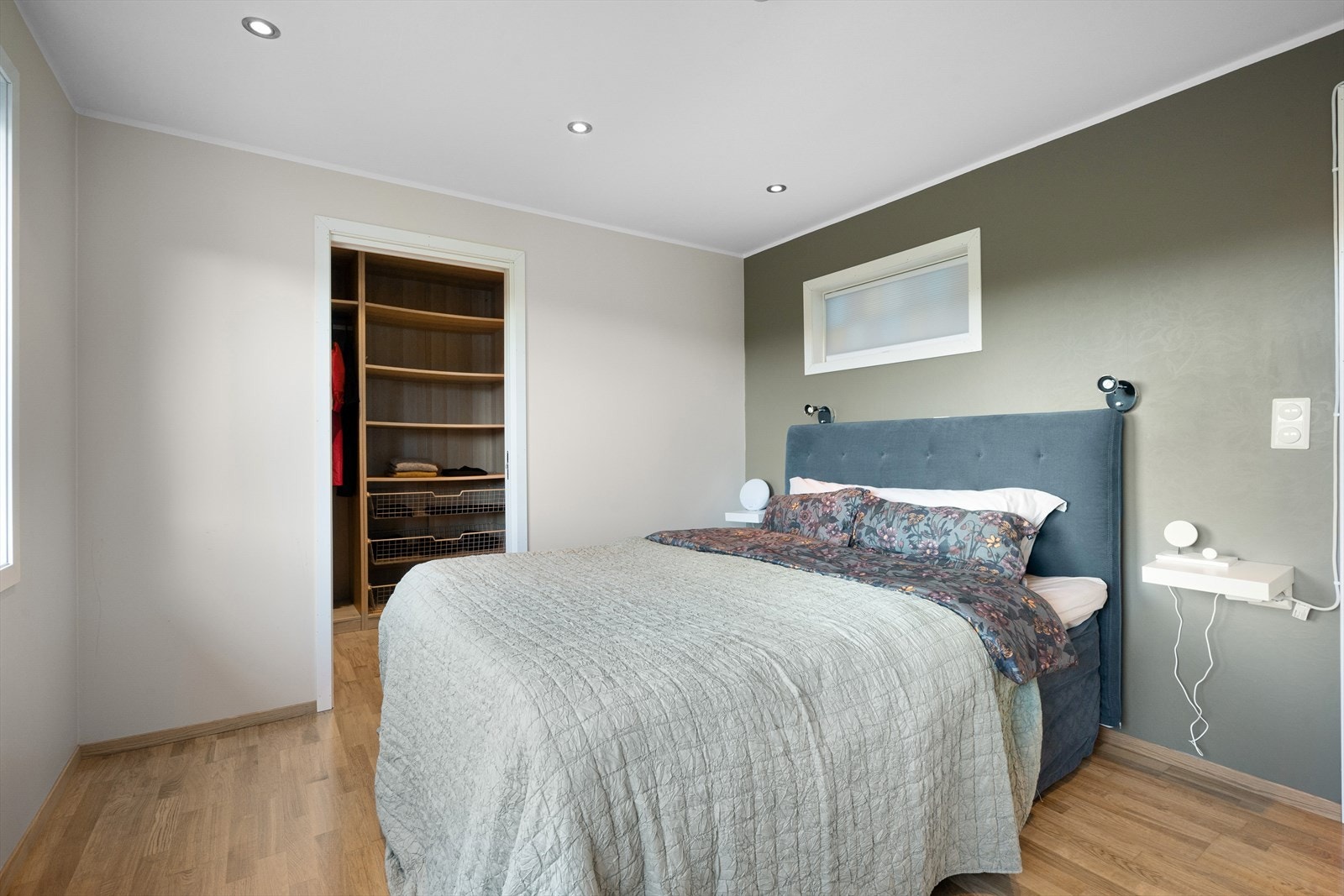 Hovedsoverom med walk-in garderobe Galleribilde