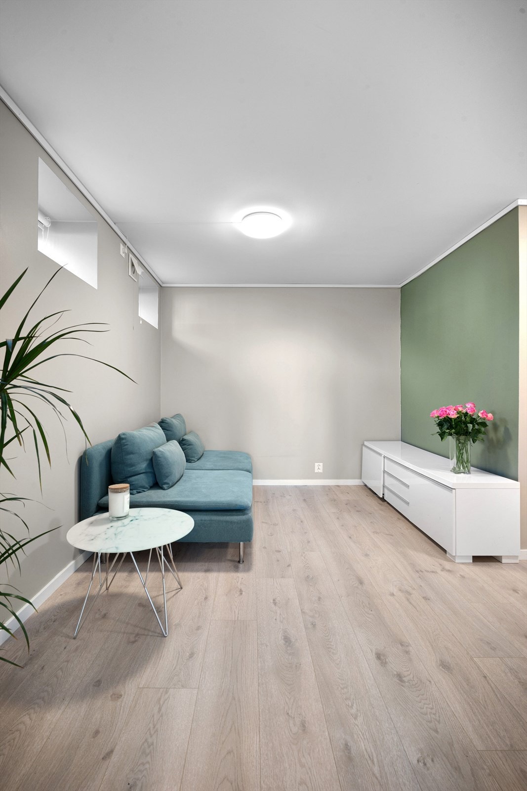 Her er det god plass til sofa og tv-møbel etter ønske Galleribilde
